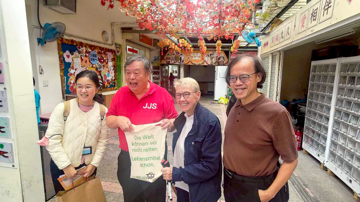 Dr. Chuan-Ching Hwang (1st from right) of CYUT’s Social Work Department, a long-time leader in food bank research and advocacy.Image