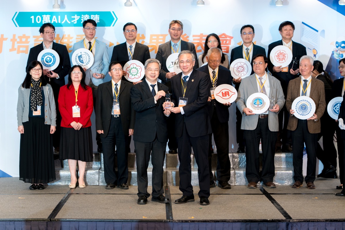 CYUT receives the iPAS Talent Development Excellence Award, with President Tao-Ming Cheng (front right) accepting the honor from MOEA Minister Ming-Hsin Kung (front left).Image
