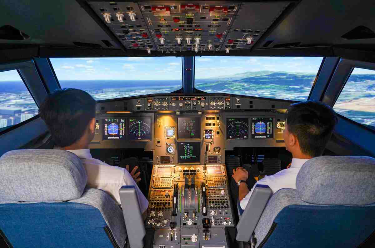為培育國際航空產業優質人才，朝陽科大斥資千萬引進空中巴士A320模擬機，打造全台首創校園航空城。