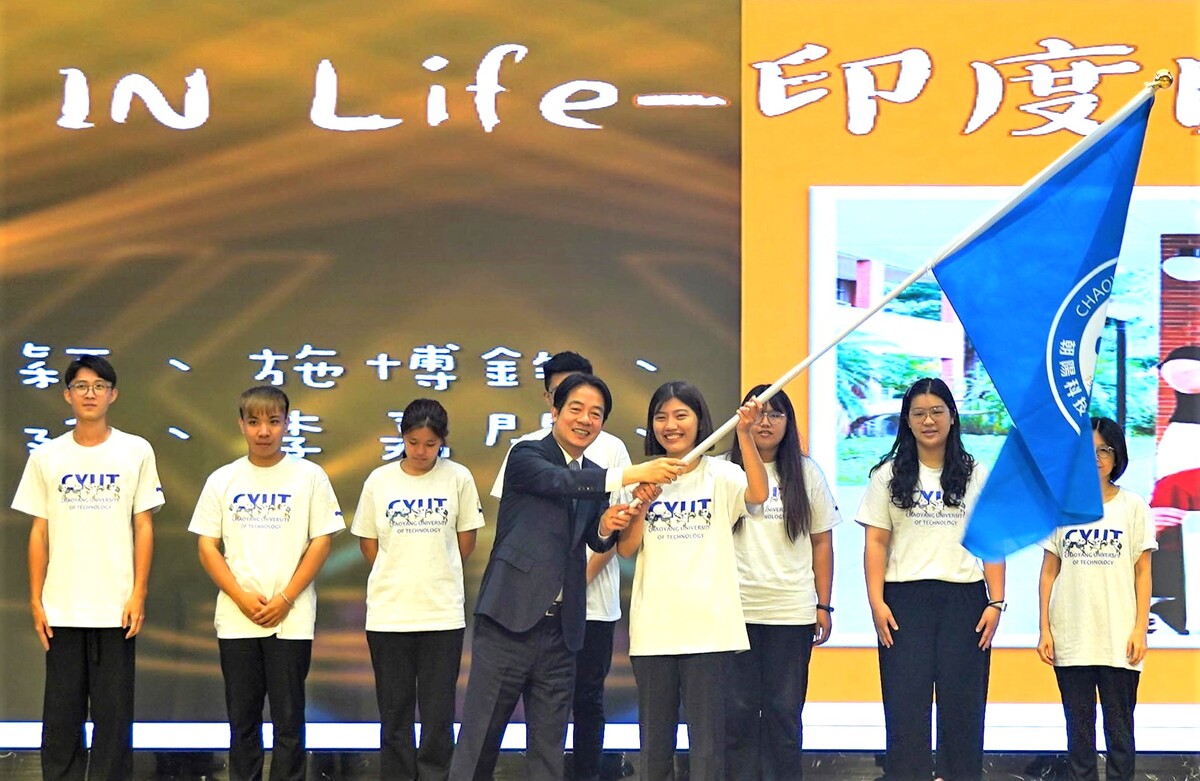 President-elect Lai Ching-te (front row, left) presented a flag to CYUT international volunteers, recognizing their contributions to community services.Image