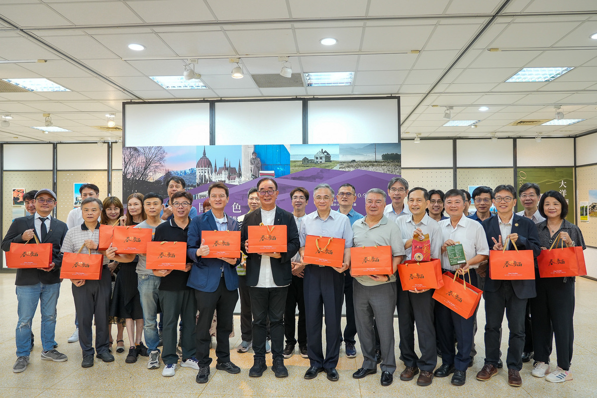 Chairman Wu’s touring photo exhibition “The Brilliant Colors of Five Countries” opens at CYUT to wide acclaim.Image