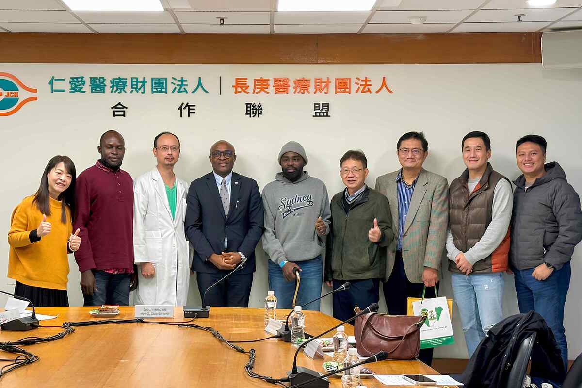 奈及利亞駐台北商務辦事處副處長雷利克斯(左四)特別感謝朝陽師長及大里仁愛醫院賈開傑醫師(左三)對賈一帆(中)的協助。