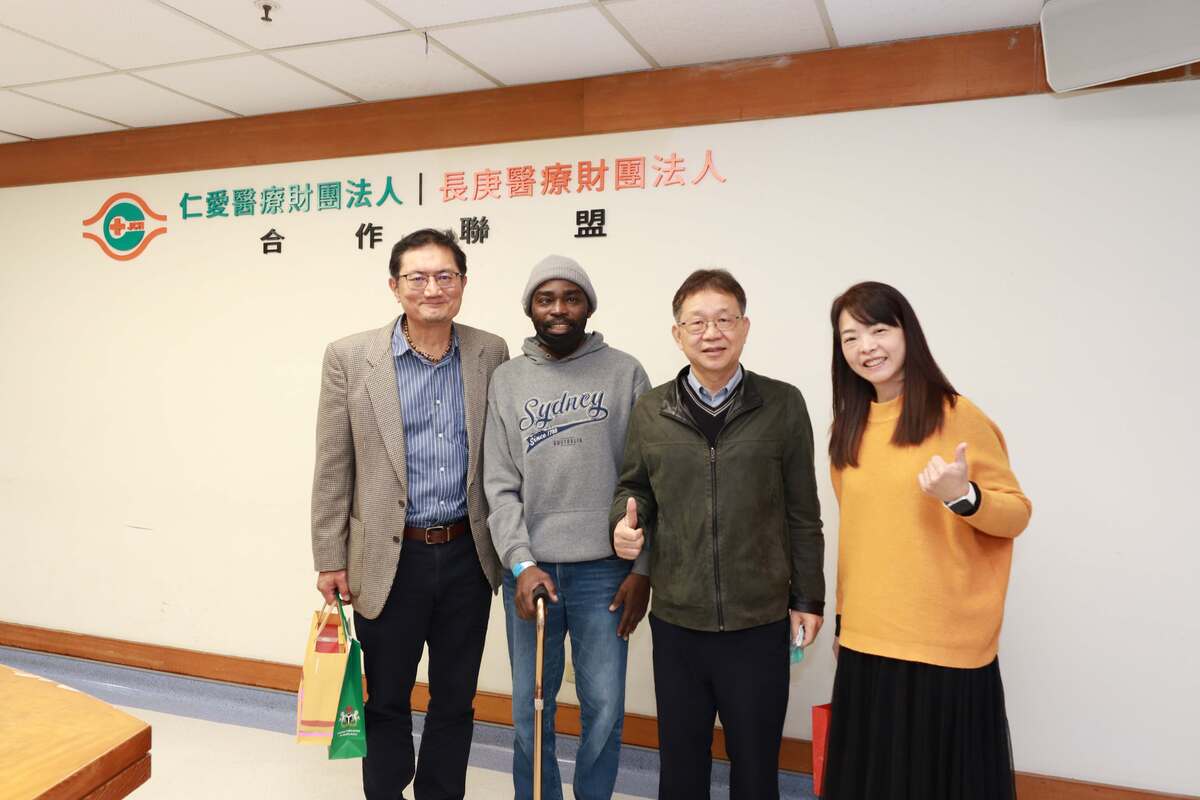 賈一帆(左二)十分感謝朝陽資訊學院及資管系師長的照顧,讓他喜獲重生。