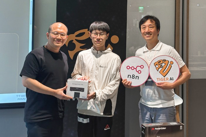 朝陽科大資訊與通訊系碩士班學生吳翊銘(中)榮獲n8n Taiwan Open 2026校園AI工作流黑客松總冠軍。圖片