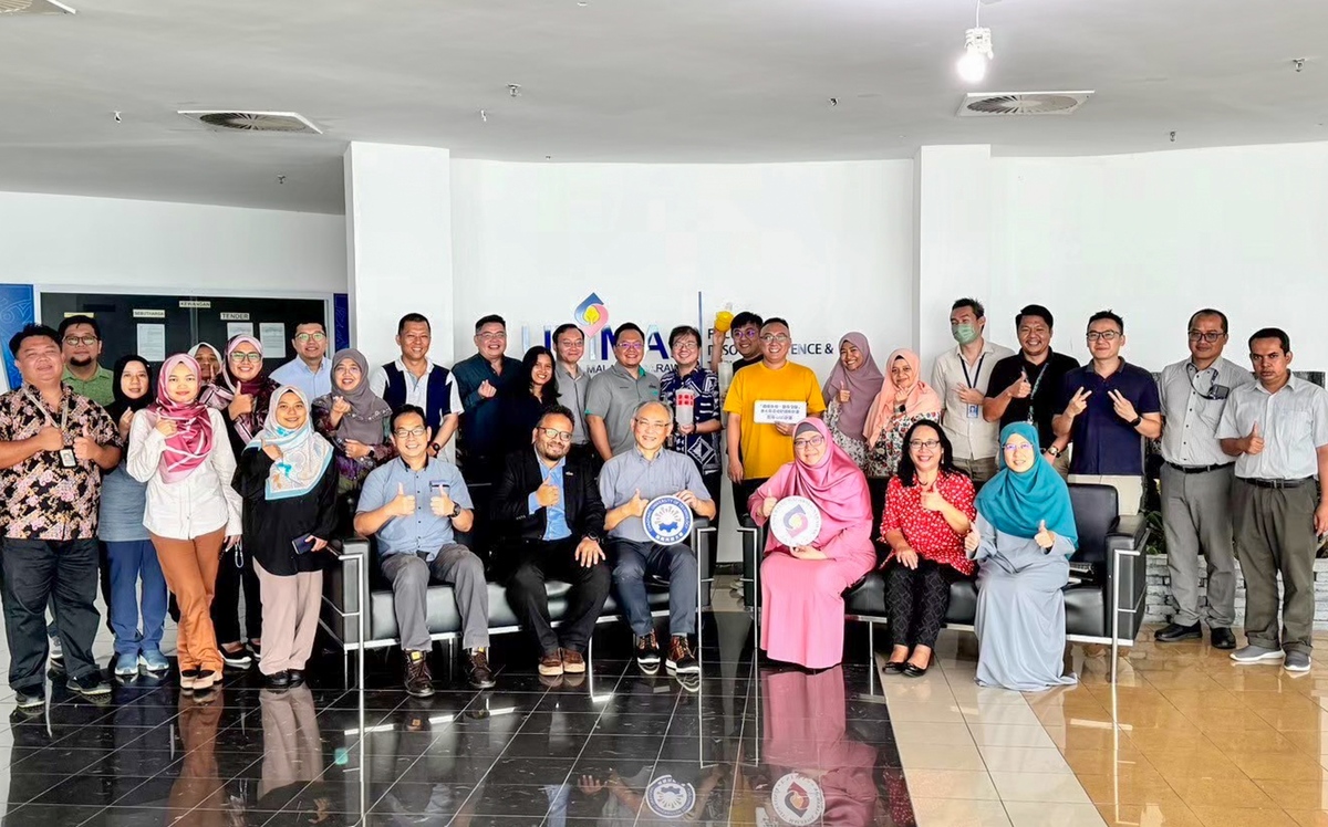 應用化學系USR團隊聚焦農業安全，與馬來西亞砂拉越大學 (UNIMAS)針對性費洛蒙防治技術及農業廢棄物再利用研究展開國際USR交流合作。圖片