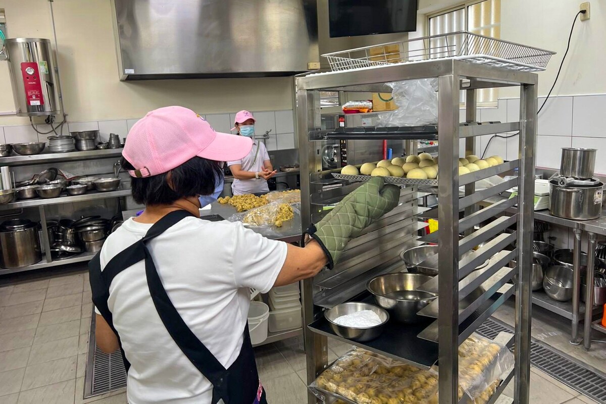 透過創新口感與風味調整，讓傳統應景的中秋糕點，更具地方特色。圖片