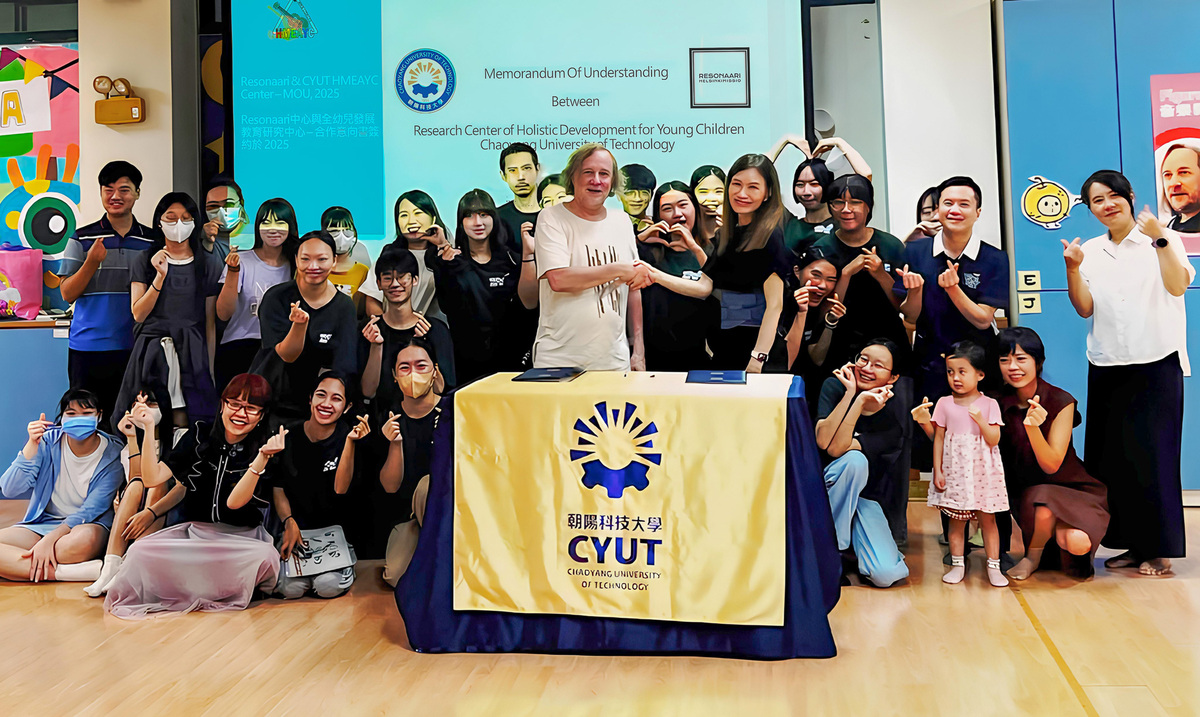 Markku Kaikkonen, Director of Finland’s Music Center RESONAARI (front left), and CYUT Dean Liza Lee (front right) renew the MOU to strengthen international cooperation.Image