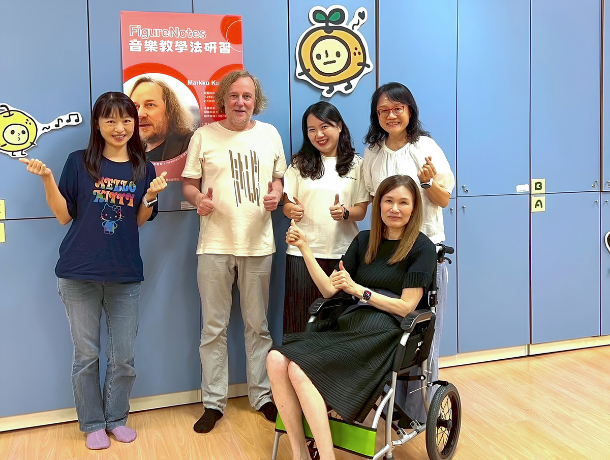 Markku Kaikkonen(後排左二)與李玲玉院長(前排右一)長年在國際間推動特殊音樂教育的交流與實踐，受到肯定。圖片