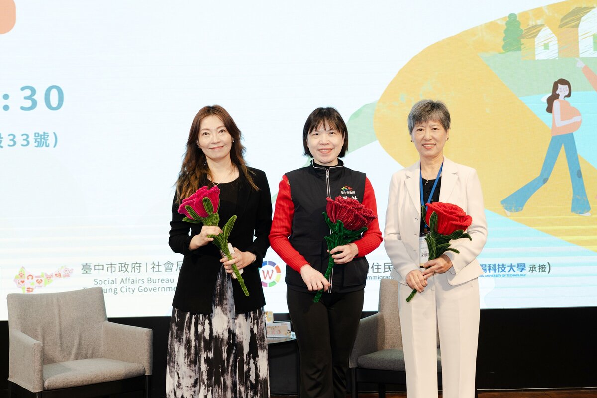 Taichung City Government Social Affairs Bureau Deputy Director Tzu-Jui Lin (center) recognizes CYUT's Department of Social Work for operating the Taichung Women and New Immigrant Empowerment Platform.Image