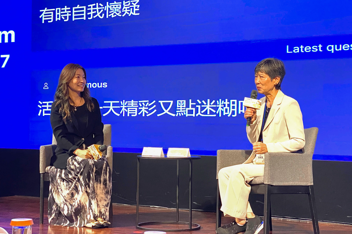 CYUT Social Work Department Chair Hui-Chi Wang (left) moderates the keynote talk, joined by Shun-Lien Sung (right) of MRS Micro-Work Co., Ltd.Image