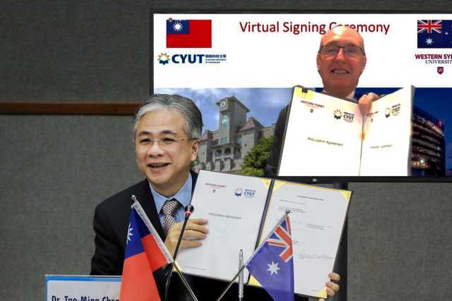 校長鄭道明(左)與澳洲西雪梨大學校長Prof. Dr. Barney Glover AO(右)透過視訊簽訂兩校碩士雙聯學制合作。