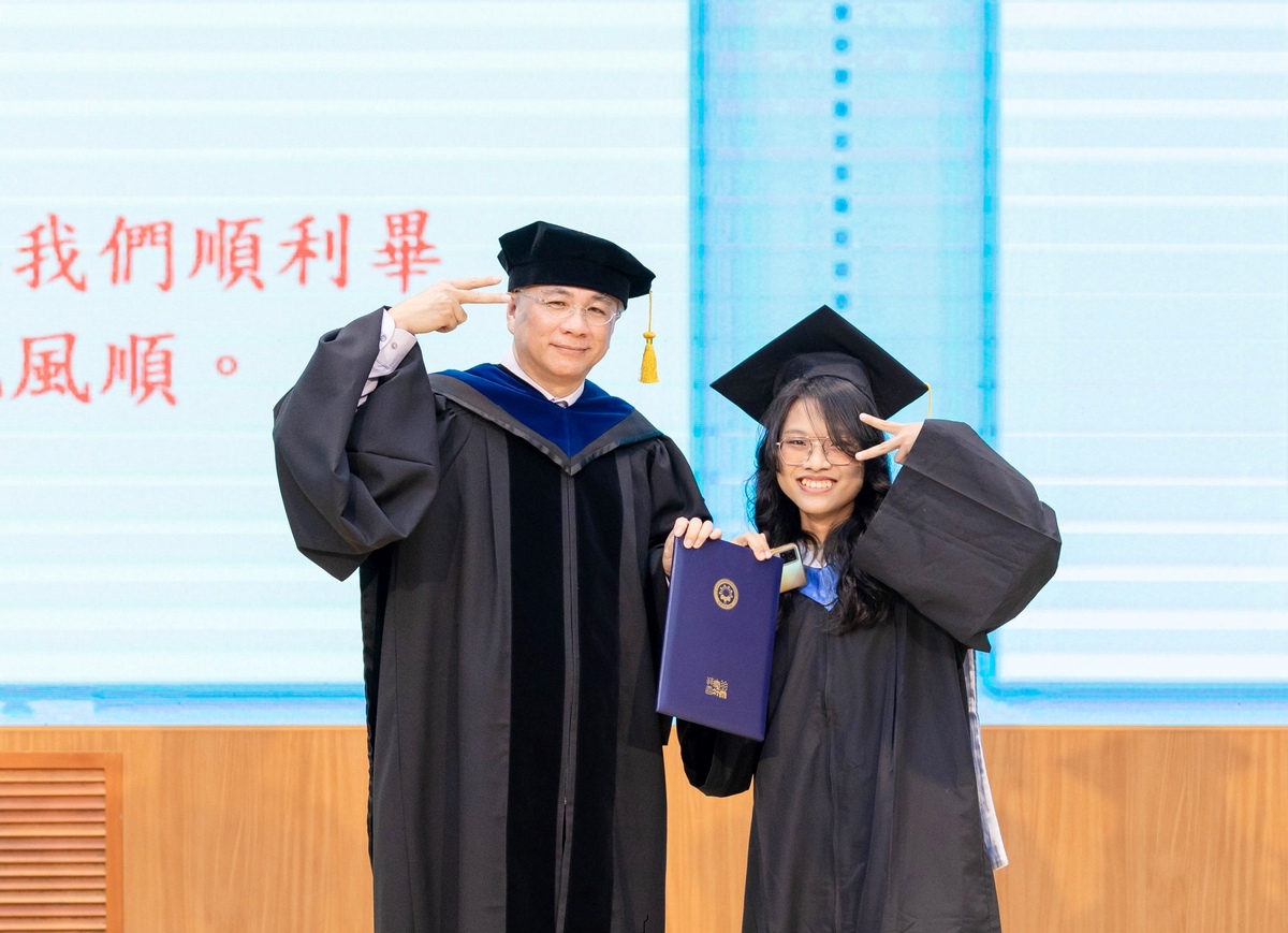 校長鄭道明(左)與正冠代表合影，擺出可愛姿勢，驚喜程度破表。圖片