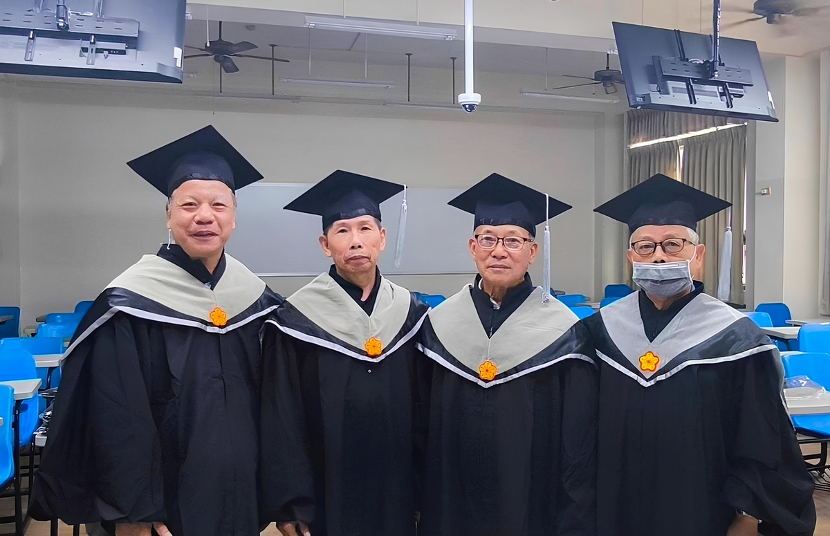 4位超過70歲的銀髮產業管理系畢業生取得正式學位，分享心路歷程令人動容。圖片
