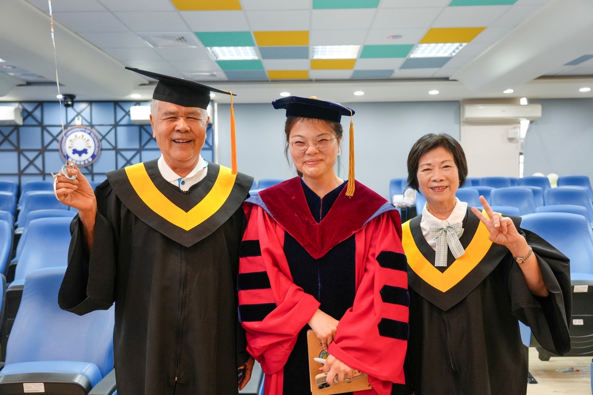 高齡80歲的樂齡大學夫妻檔結業生曾顯光(左)及蔡美鎔(右)，十分感謝銀管系主任洪瑞英(中)的悉心指導。圖片