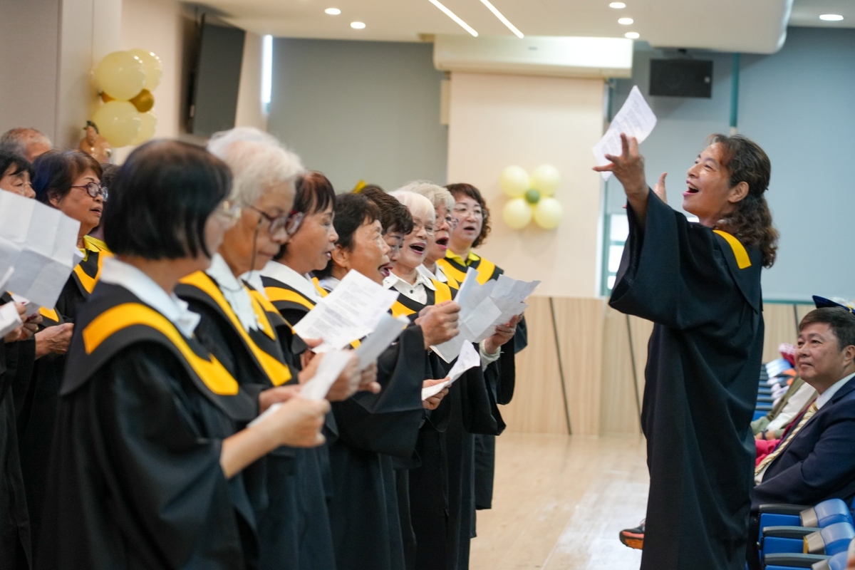 由學員組成的朝陽陽光樂齡合唱團上台演出，展現年齡不設限的精彩學習成果。圖片