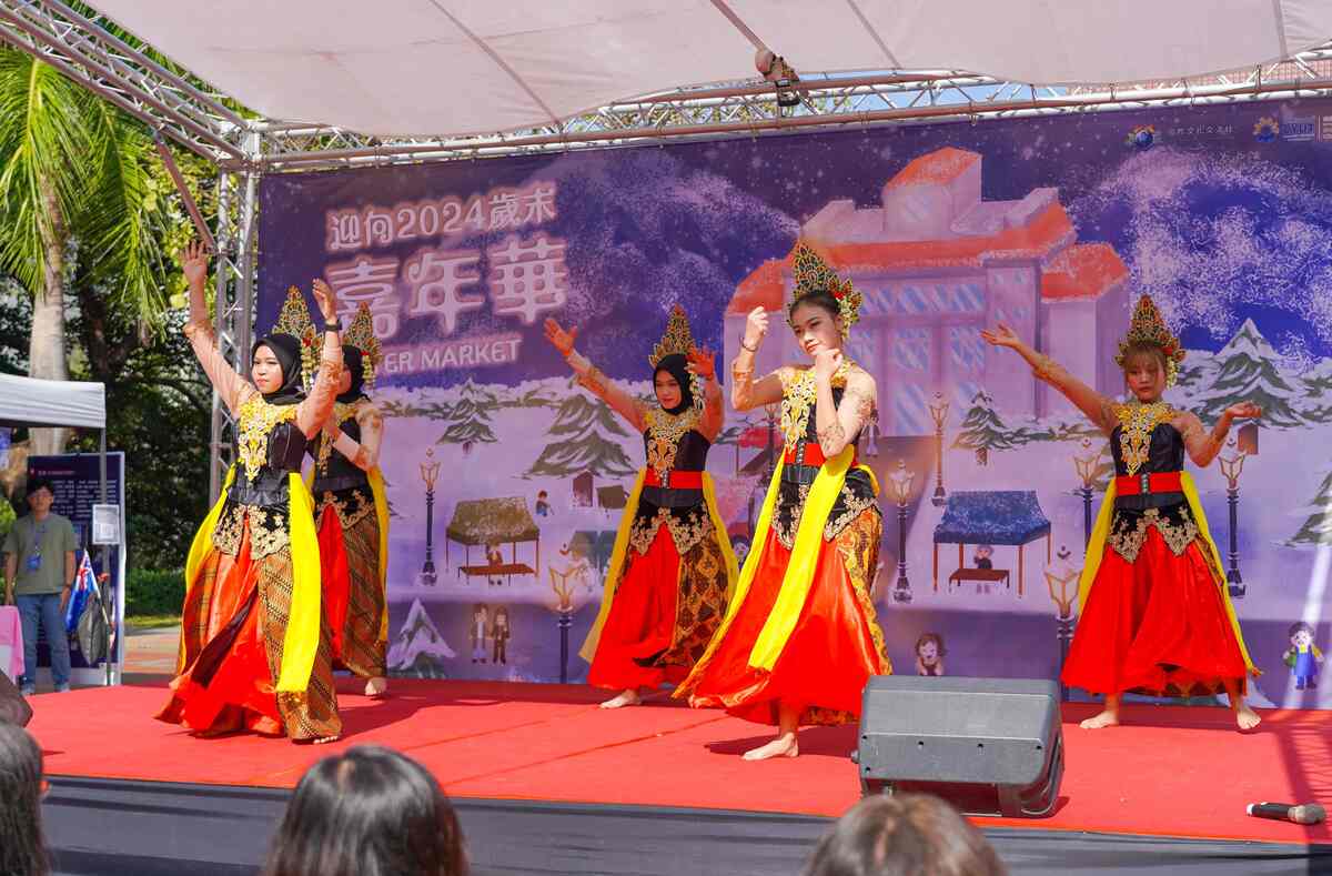 Indonesian students performed their traditional cultural dance.Image