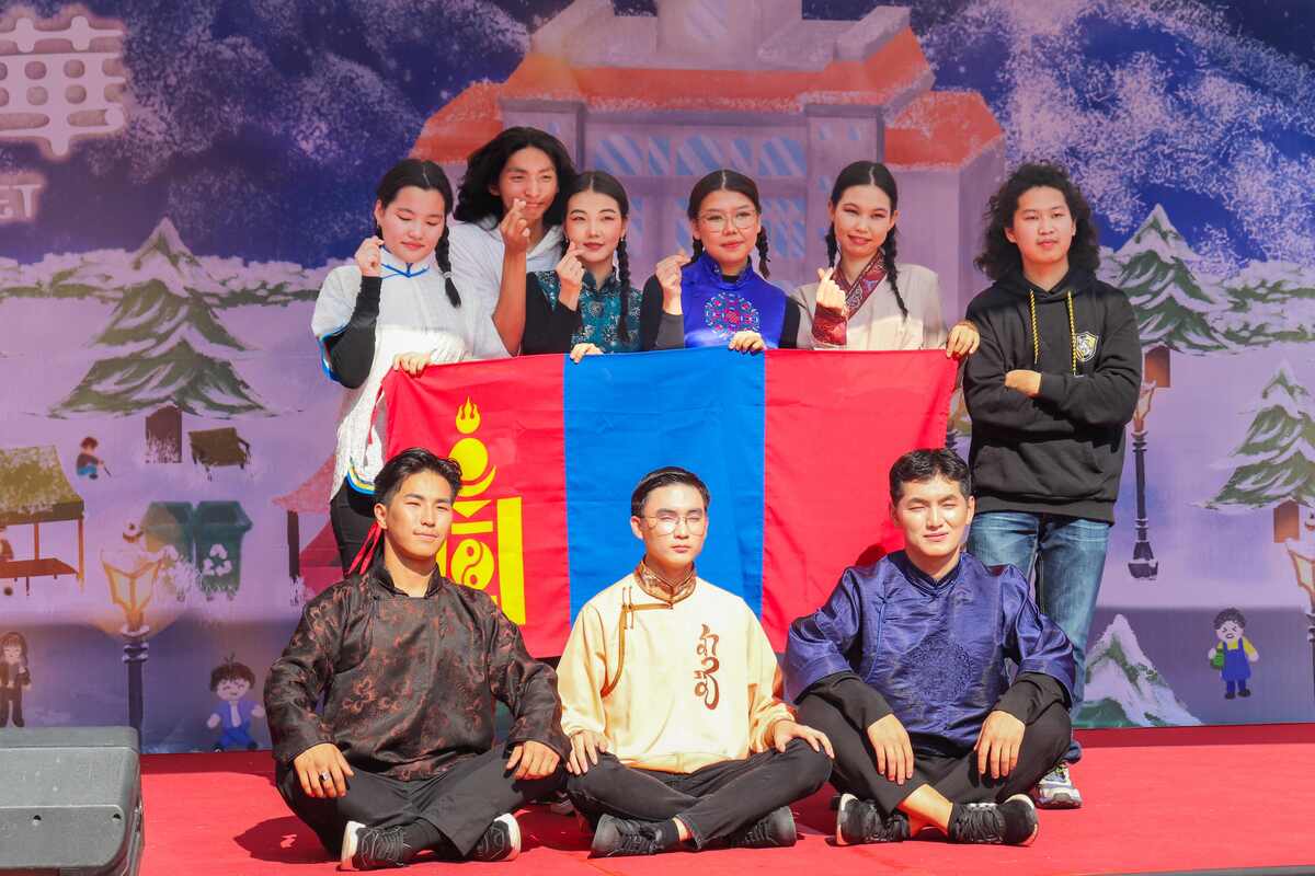 穿著傳統服飾的蒙古學生，帶來精彩的草原歌舞表演。