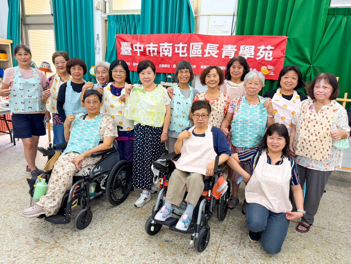 南屯長青學苑拼布班師生為台中育嬰院身障孩童縫製口水巾，展現樂齡學習與社會參與的力量。圖片