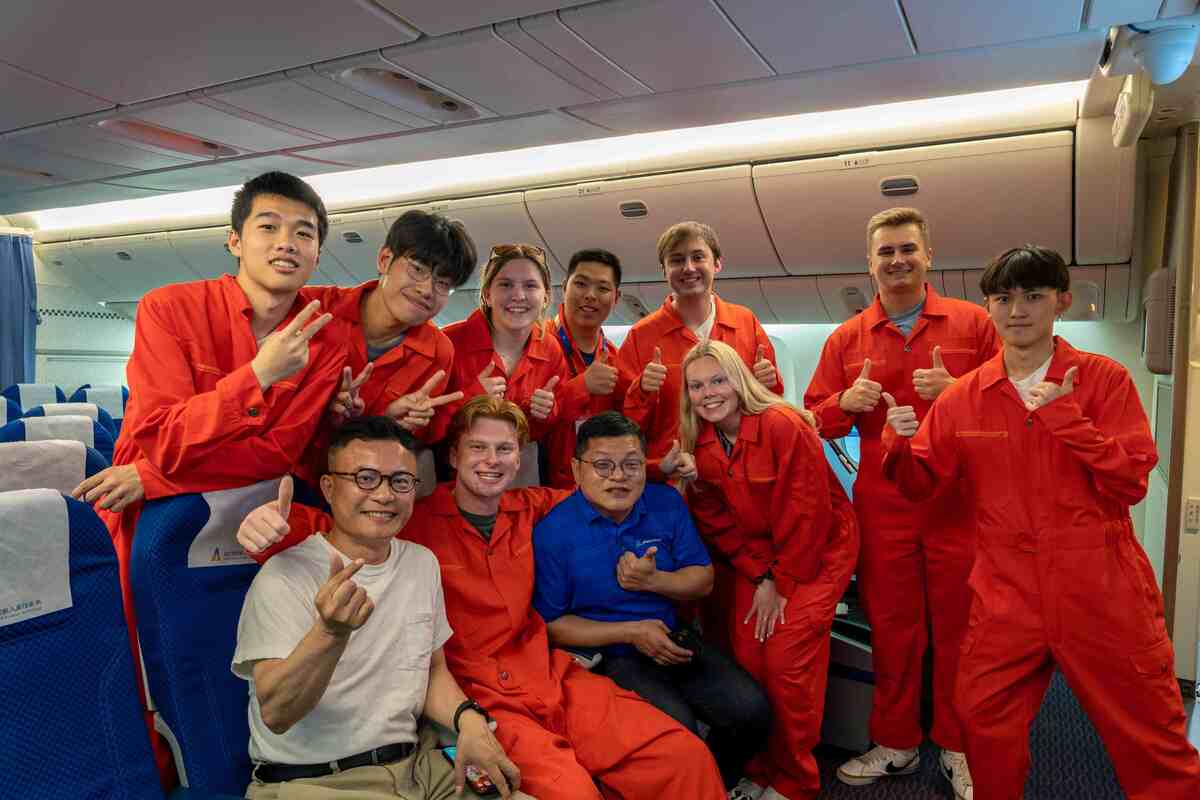 Students of Purdue experienced the evacuation drill of B777.Image