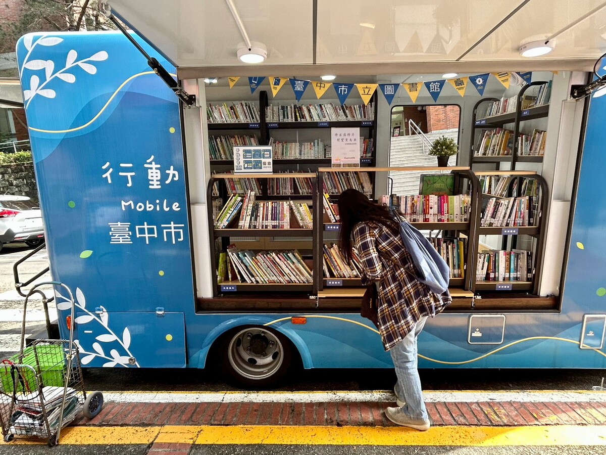 朝陽科大透過行動書車服務，讓閱讀環境不受限制，實現「整座城市都是我的大書房」理念，創造多元共融的學習環境。