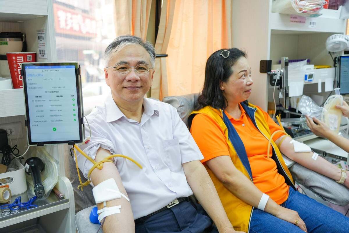 CYUT President Tao-Ming Cheng leads by example as the first donor.Image