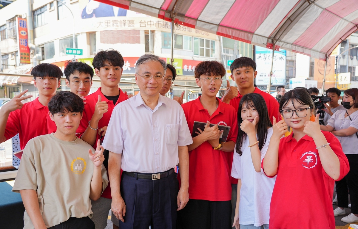 Student alumni representatives join President Tao-Ming Cheng in support of the blood donation drive.Image