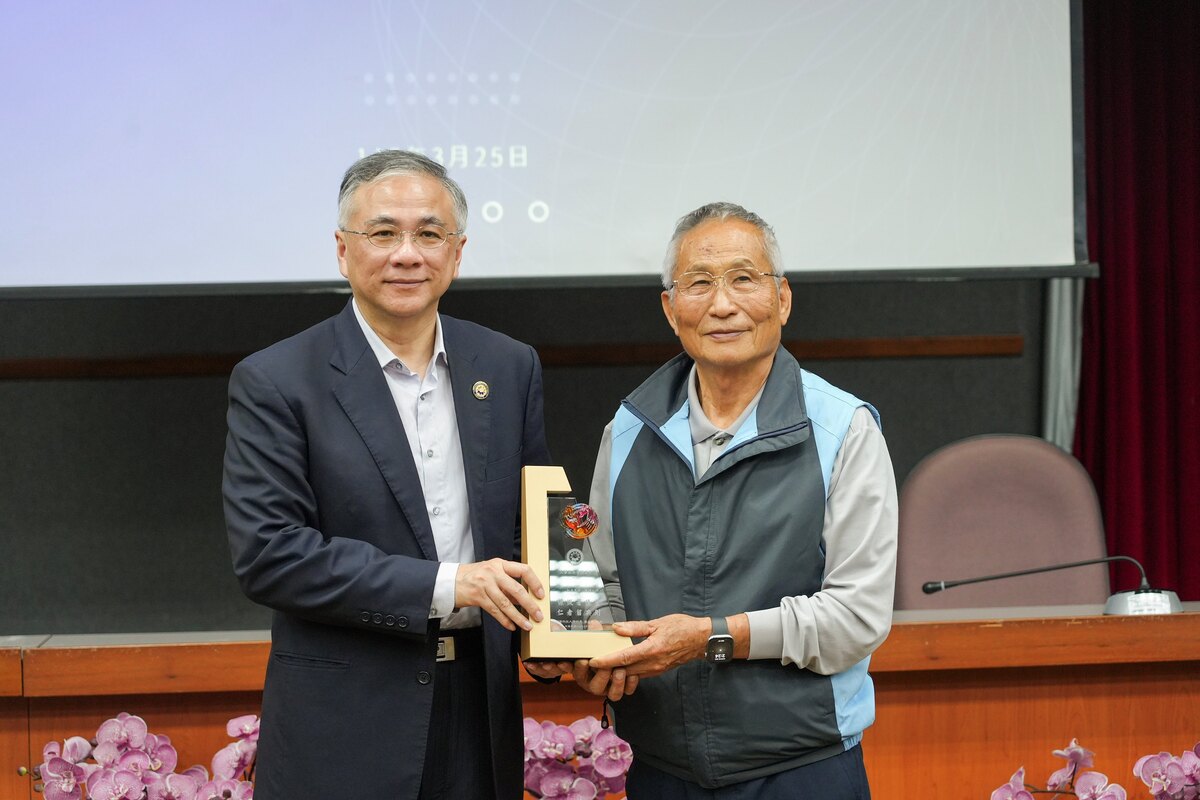 朝陽科大校長鄭道明(左)代表學校致贈琉璃感謝賴復進董事長(右)之助學善舉。圖片