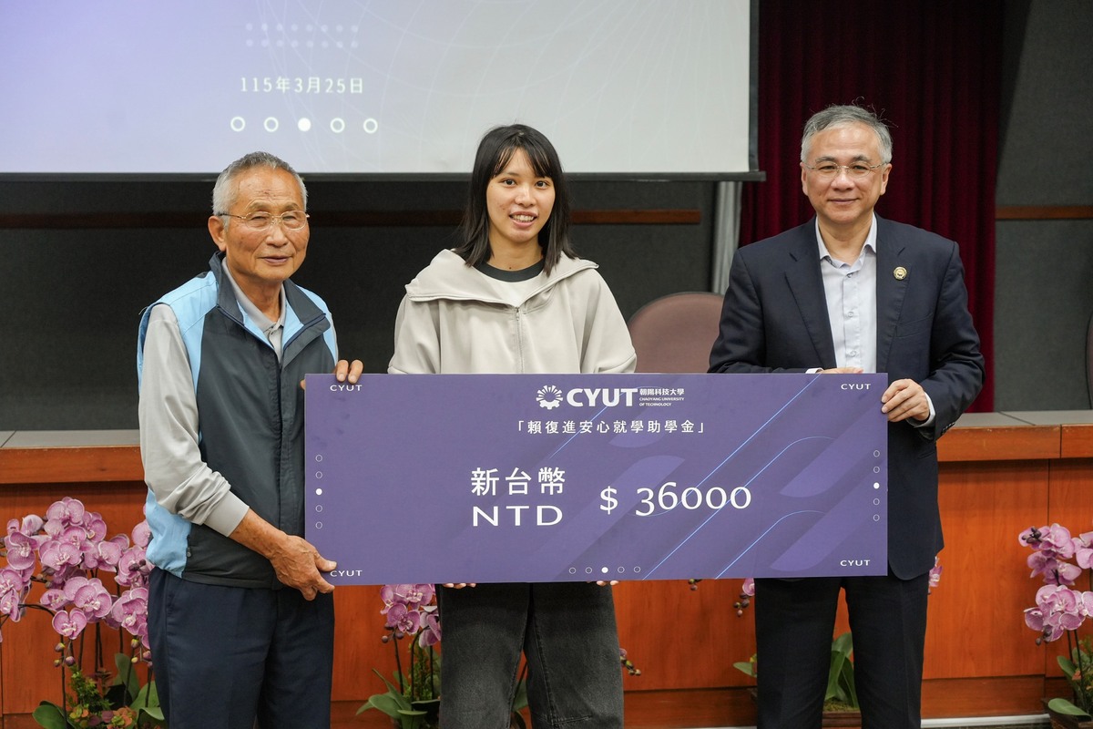 資管系獲獎學子范珈瑜(中)取得系排第一的好成績，並積極準備AI規劃師證照，表現亮眼。圖片