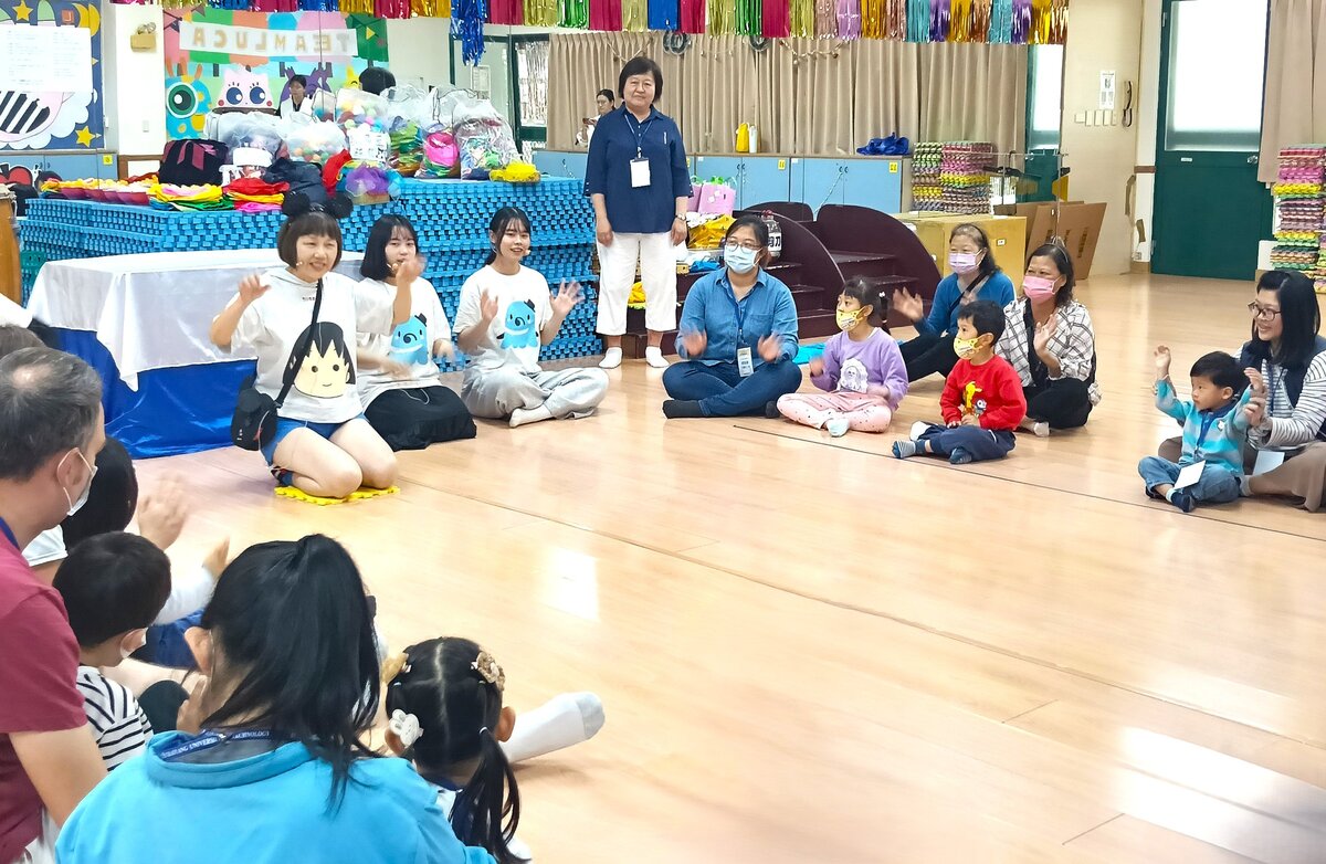 臺中市兒少保護多元親職教育服務方案首創「親職減壓服務」，在社工系陳馨馨老師(左四)專業團隊的努力下，成為創新亮點。圖片
