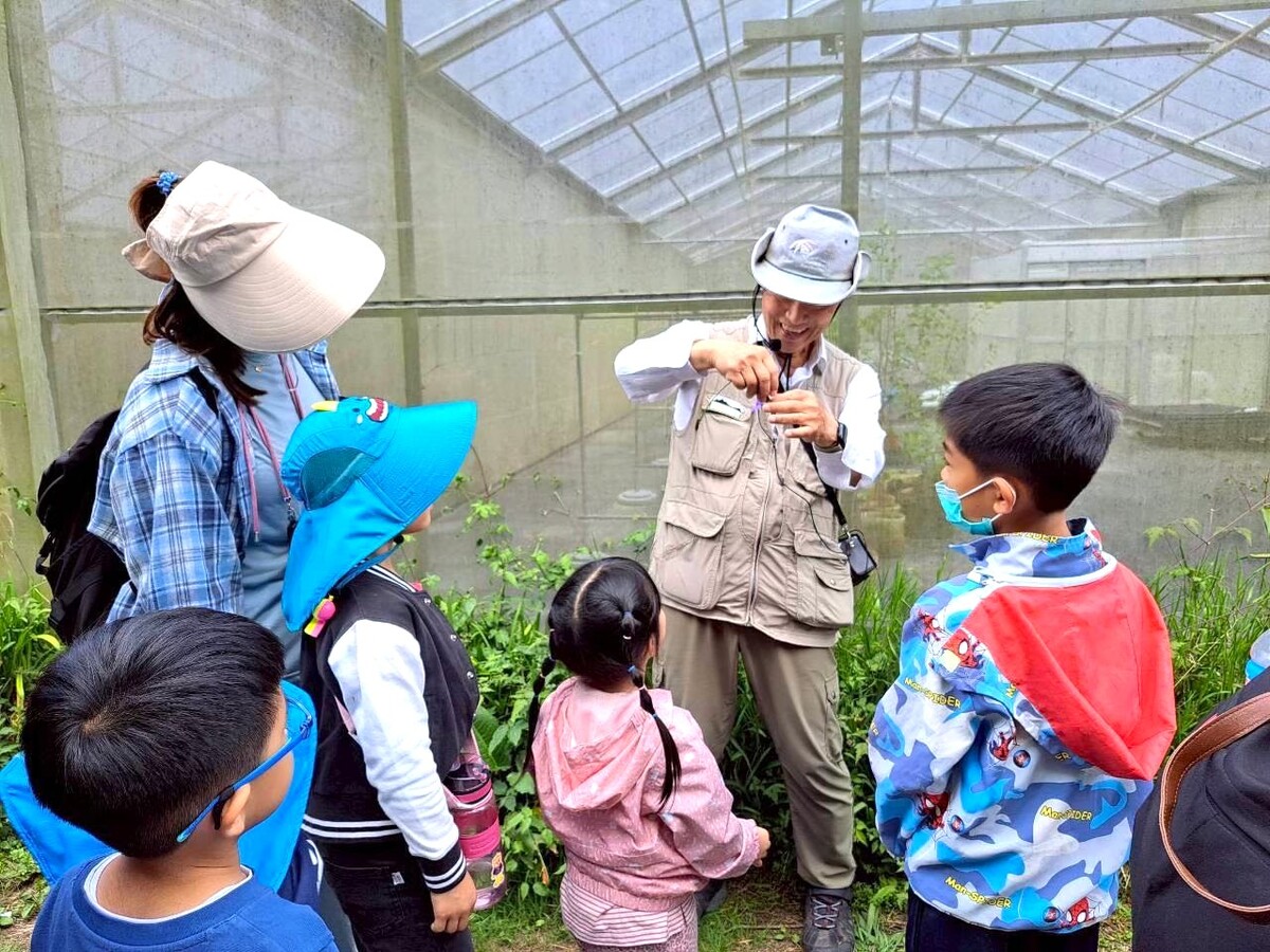 「梅峰春宴・綠野仙蹤」親職療癒之旅特別安排在臺灣大學梅峰農場，引導親子結合自然體驗與多感官活動，大受好評。圖片