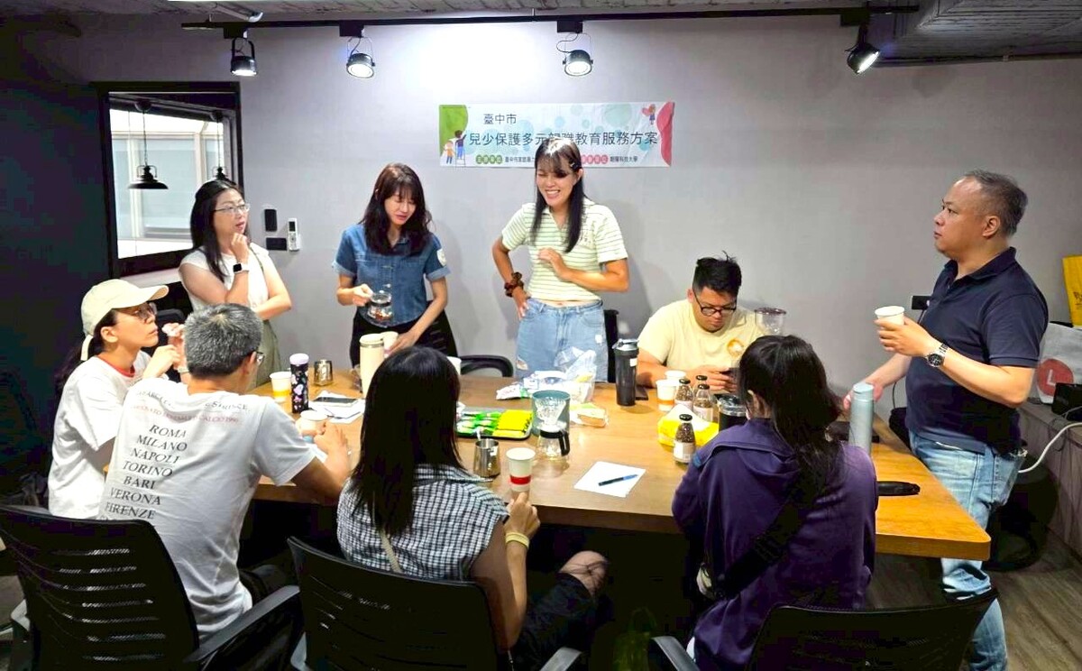 「育兒暫停鍵：自我照顧正念咖啡館」親職減壓團體，以小型支持性團體形式進行正念練習與心理教育，引導家長覺察自身情緒與壓力來源。圖片