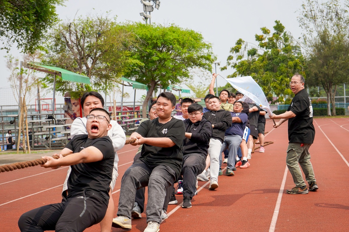 Department of Aeronautical Engineering wins the tug-of-war final, showing strong teamwork.Image