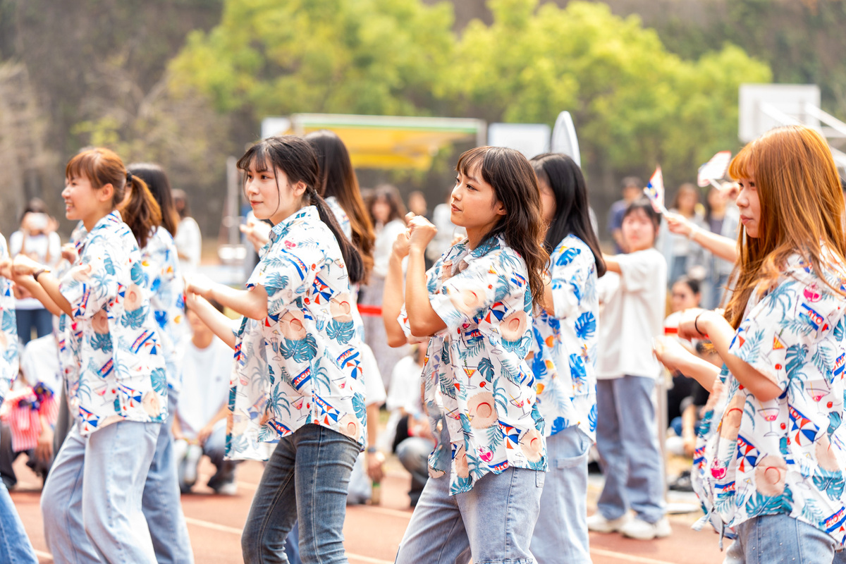 航空運務系以清新甜美的裝扮，榮獲季軍。圖片