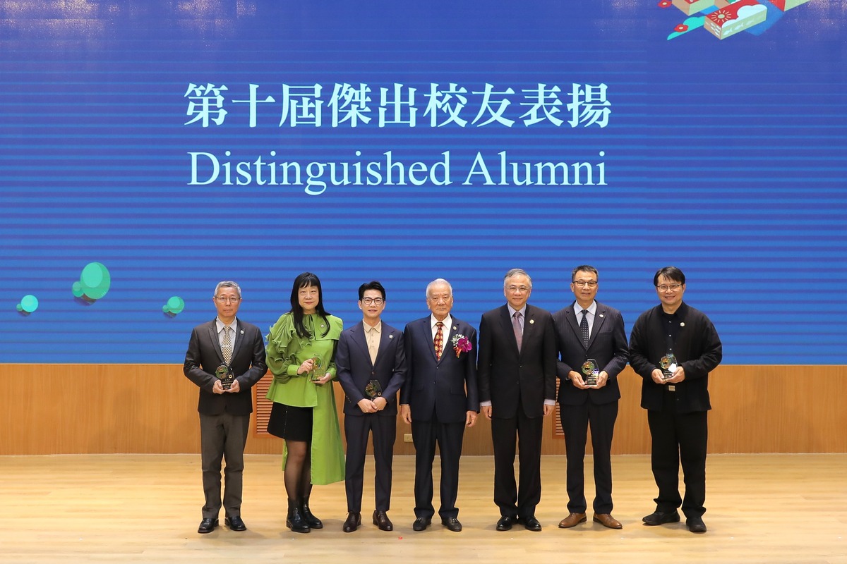 朝陽科大第10屆傑出校友與董事長楊天生(中)及校長鄭道明(右三)合影。圖片