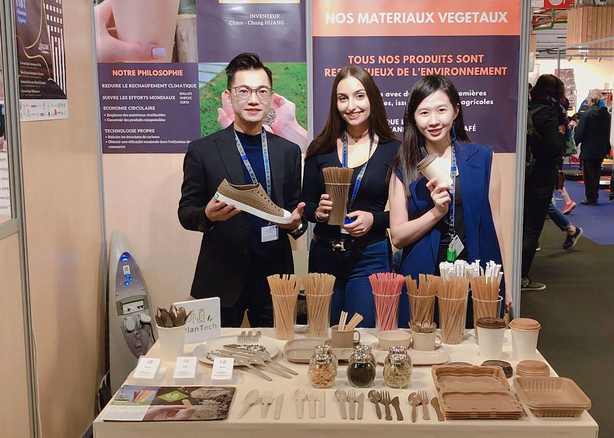 應化系校友黃千鐘(左一)致力農業廢棄物再利用，並與母校產學合作，開發甘蔗環保吸管銷量突破5億支。圖片