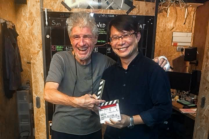 傳播藝術系校友劉松頤(右)與國際攝影大師杜可風(左)合作拍攝〈一起去天堂〉勇奪第41屆金穗獎首獎。圖片