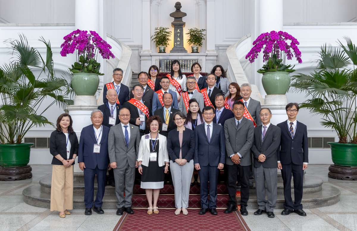 企管系校友林鳳儀(第四排左二)當選第29屆中部地區傑出經理人獲蕭美琴副總統接見表揚。圖片