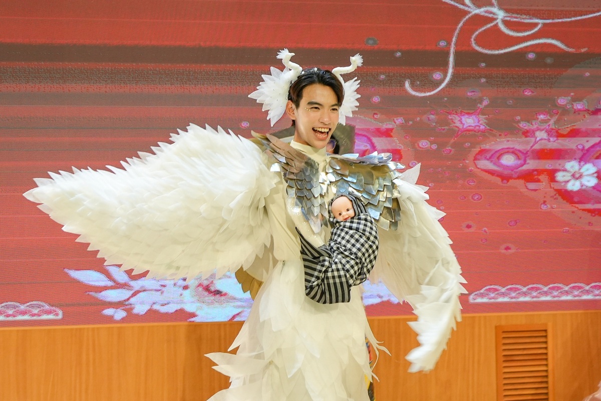 A Vietnamese student created “Mother Egret” with white Styrofoam wings, symbolizing Vietnamese cultural love for mothers, and won the Best Overall Award.Image