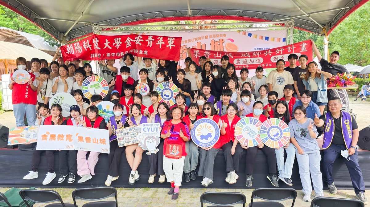 Leisure Services Department engaged students and elders in joint learning to foster a healthy, age-friendly community.Image