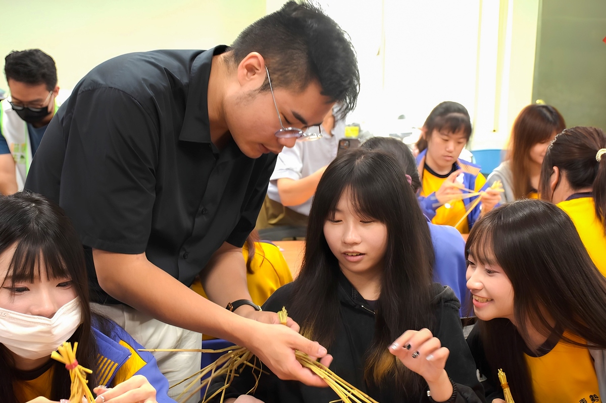 Industrial Design Department led high school students repurpose agricultural waste into traditional crafts, promoting sustainability education.Image