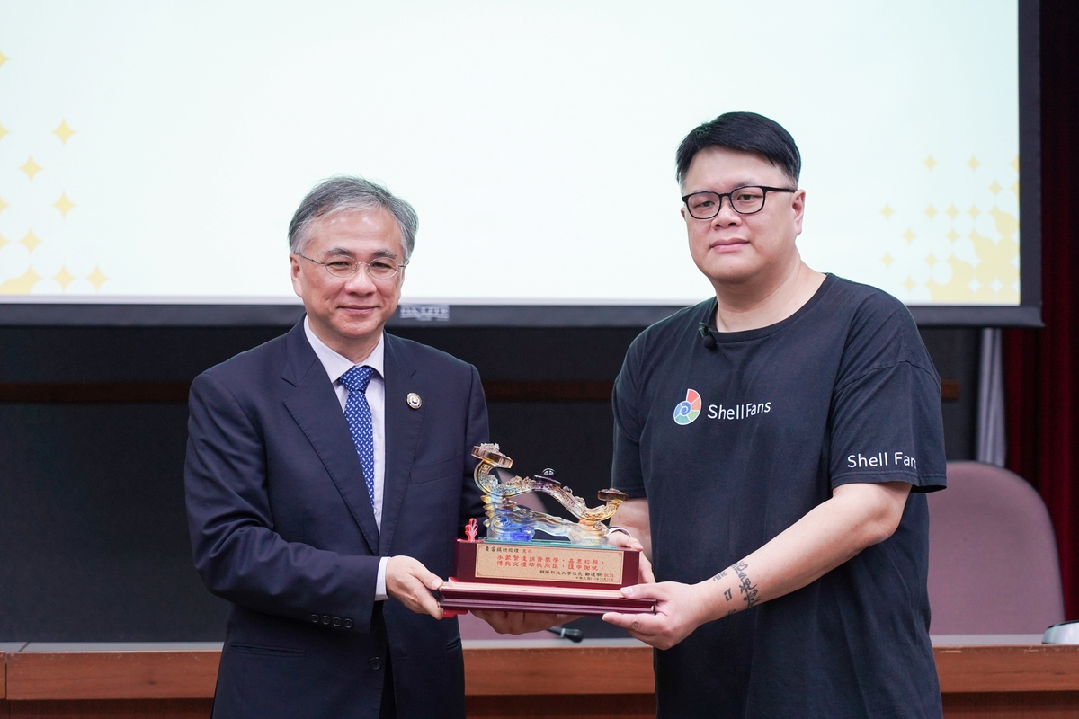 President Cheng expressed deep gratitude and presented Kirin with a souvenir in recognition of his philanthropy.Image