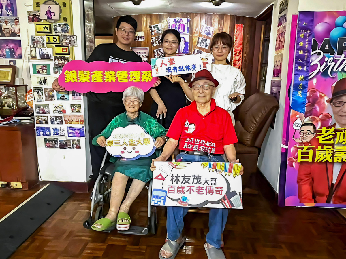 獲得金氏世界紀錄認證為全球最年長羽球選手的百歲人瑞林友茂(前排右)，受邀擔任朝陽科大第三人生大學之推廣大使。圖片