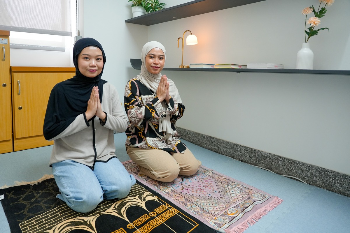 The library features a dedicated prayer room for Muslim students, providing a quiet space for daily worship.Image