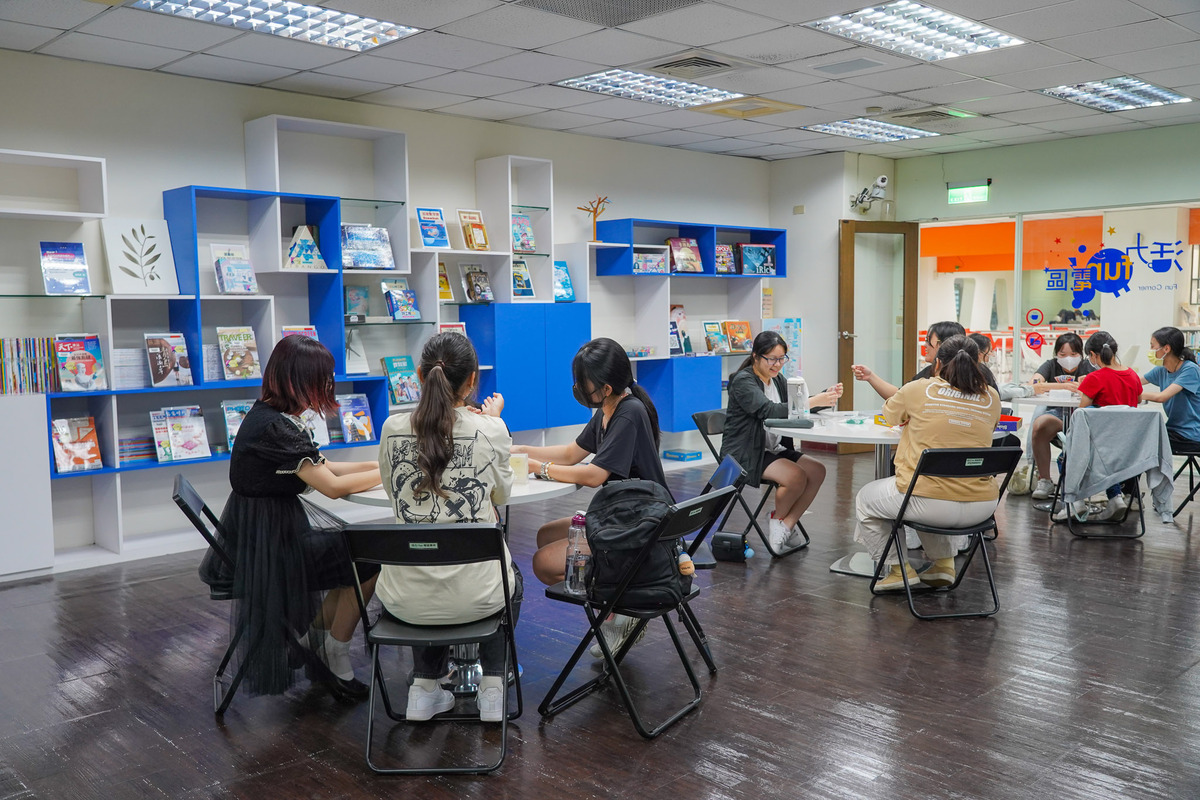 The first-floor iSpace includes creative zones, a sharing area, and a relaxation space, offering magazines and board games to meet diverse student needs.Image