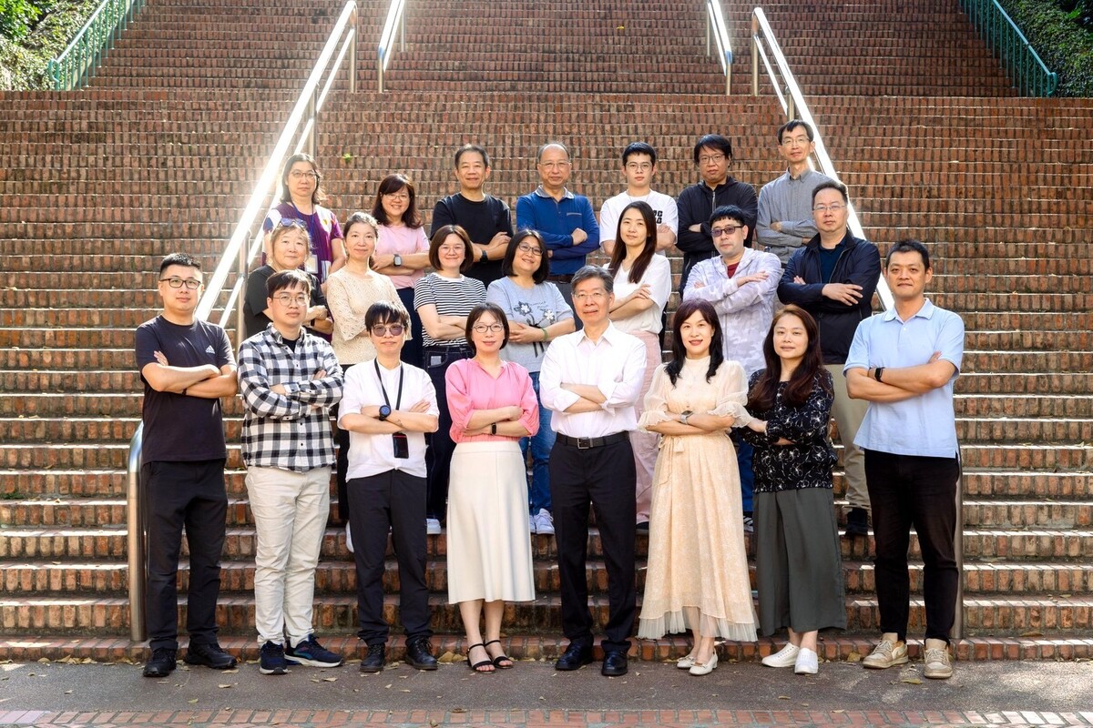 Hsien-Wen Tseng (front row, fourth from right), Chief Officer of Library and Information, leads the team in promoting innovative digital technologies and smart library services.Image