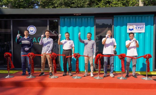 朝陽科大管理學院院長傅鐘仁(左三)、焯翔科技總經理蔡文智總經理(右三)、GCS 喬奇科技新加坡分公司總經理卓倚鋒(左一)、焯翔科技執行長童耕瀚(左二)、朝陽科大休閒事業管理系主任楊欽城(右二)、體育室主任楊仁仁(右一)開幕剪綵貴賓合影。圖片