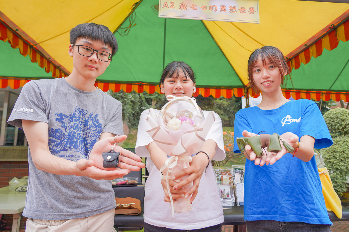 Special Education Center supported students to join the startup competition, selling leather crafts and preserved flowers.