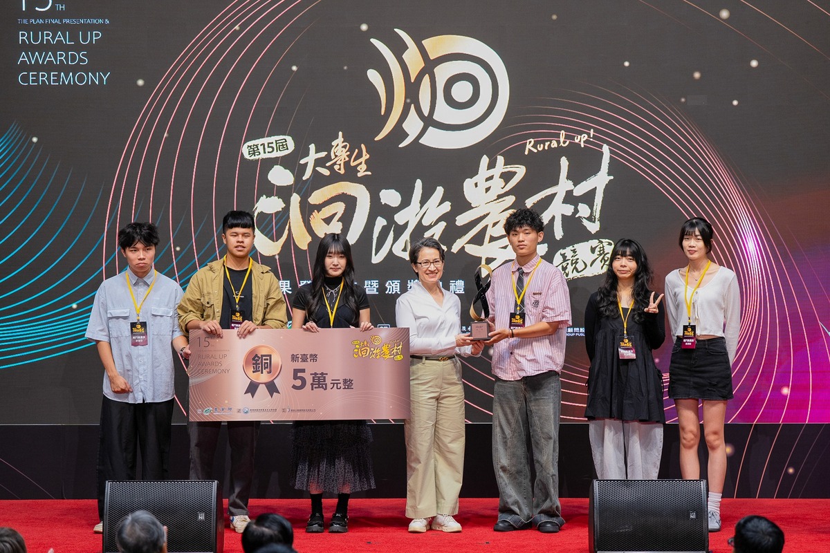 Vice President Hsiao Bi-khim (center) commends CYUT students for their Rural Up Program achievements.Image