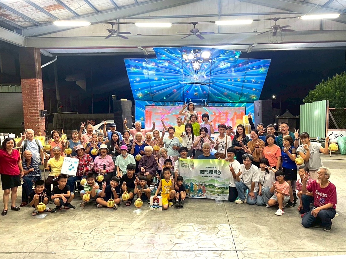 Students upcycle pear packaging and leaves in Miaoli’s Pinglin Community, earning praise for their sustainable creativity.Image