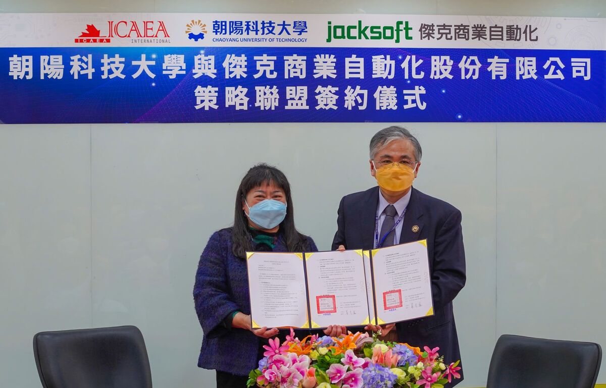 MOU signed between CYUT (President Cheng Tao-Ming on the right) and Jacksoft Commerce Automation Ltd. (Chief Executive Officer Sherry Huang on the left).